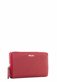 Cartera de cuero rojo con superficie texturizada, cierre de cremallera y un pequeño tirador de cremallera adjunto. Presenta un logo plateado en la parte frontal.