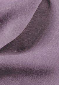 Lila Stoff mit einer glatten Textur, der einen subtilen Glanz und feine gewebte Muster aufweist, der elegant fällt und leichte Falten hat.