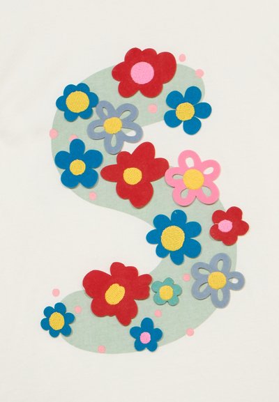 Ο αριθμός τρία διακοσμημένος με πολύχρωμα υφασμάτινα λουλούδια σε κόκκινο, μπλε, ροζ, γκρι και πράσινο σε ανοιχτό φόντο.