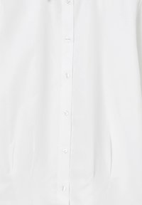 Camicia bianca con bottoni, realizzata in tessuto liscio, caratterizzata da un taglio dritto, piccoli bottoni e cuciture laterali per una vestibilità strutturata.