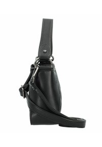 Bolso de cuero negro con forma estructurada, que cuenta con una correa de hombro desmontable, herrajes plateados y una textura suave.