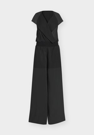 Svart jumpsuit med korte ermer, v-hals omslagstopp, elastisk midje og bukser med vide ben, vist på ensfarget bakgrunn.