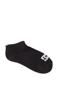 Par de calcetines negros hasta el tobillo con letras blancas en los dedos, extendidos sobre un fondo blanco.