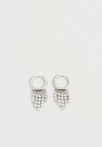 Ασημένια σκουλαρίκια σε σχήμα κρίκου με καταβατά σειρές από μικρούς λαμπερούς διαφάνειες πολύτιμους λίθους που κρέμονται σε κλιμακωτές σειρές σε λευκό φόντο.