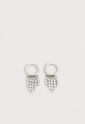 Hopea rengaskorvakoru, joissa on putoavia rivejä pieniä kimaltelevia kirkkaita jalokiviä, jotka roikkuvat porrastetuilla riveillä valkoista taustaa vasten.