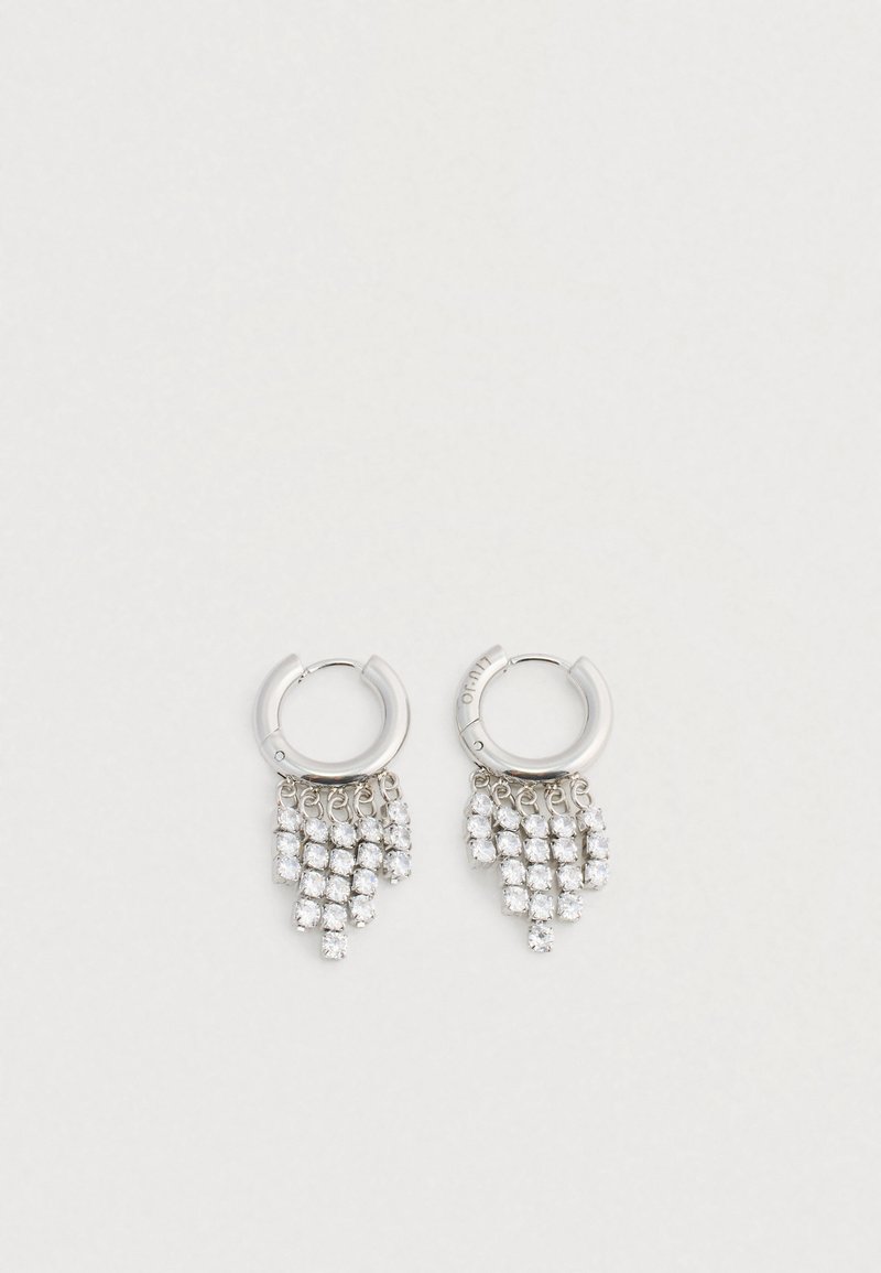 Ασημένια σκουλαρίκια σε σχήμα κρίκου με καταβατά σειρές από μικρούς λαμπερούς διαφάνειες πολύτιμους λίθους που κρέμονται σε κλιμακωτές σειρές σε λευκό φόντο.