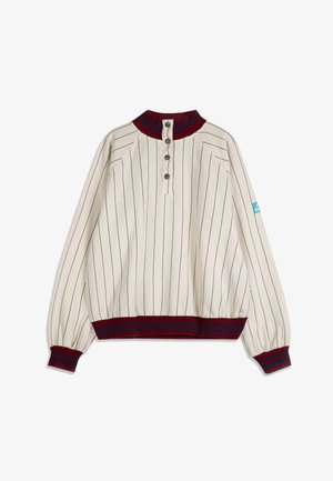 Jersey de manga larga de color crema con finas rayas verticales negras, cuello, puños y bajo acanalados en burdeos, y una tapeta frontal con cuatro botones.