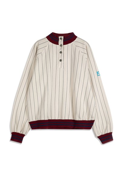 Pull-over à manches longues de couleur crème avec de fines rayures verticales noires, col côtelé bordeaux, poignets, ourlet et patte de boutonnage avant à quatre boutons.