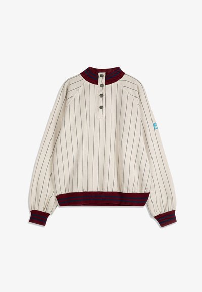 Pull-over à manches longues de couleur crème avec de fines rayures verticales noires, col côtelé bordeaux, poignets, ourlet et patte de boutonnage avant à quatre boutons.