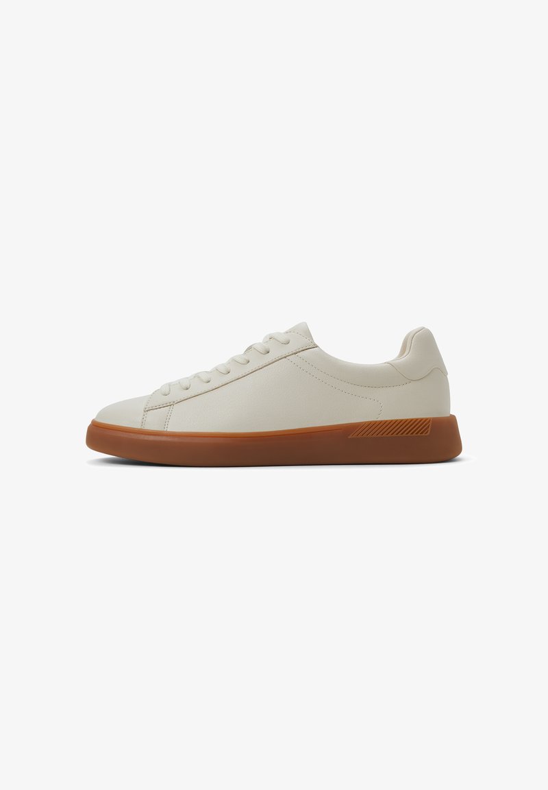 Weiße Leder-Sneaker mit runder Zehenform, sechs Ösen und einer braunen Gummisohle. Seitliche Akzente weisen ein strukturiertes Design auf.