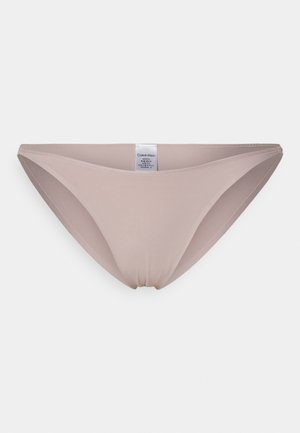 Beige bikini broekje, gemaakt van een gladde stof, met een laag model en minimale bedekking aan de achterkant. Label genaaid in de tailleband.