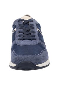Navyblaue Sneaker aus Wildleder und Mesh, mit runder Zehenpartie, Schnürverschluss an der Vorderseite und kontrastierenden weißen Akzenten an den Seiten.