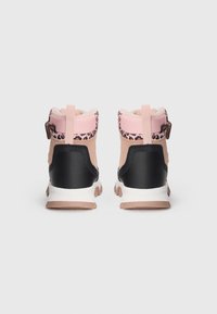 Schuhe mit einem Obermaterial aus pinkem Leopardenmuster, schwarzen Akzenten und einem gepolsterten Innenleben. Verfügt über eine strukturierte Gummisohle und eine Zuglasche hinten.