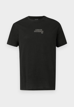 Melna kokvilnas T-kreklu ar īsām piedurknēm, ar apaļu kakla izgriezumu un kontrastējošu izšūtu "Armani Exchange" logo krūšu daļā.