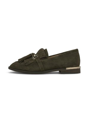 Mocasín plano de ante verde oscuro con detalle de borla, acento de hebilla metálica y un pequeño tacón con una tira metálica en la parte trasera.