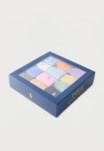Κουτί με δώδεκα τακτοποιημένες κάλτσες Polo Ralph Lauren σε διάφορα παστέλ και ουδέτερα χρώματα με κεντημένα λογότυπα, παρουσιάζονται σε μπλε κουτί με λογότυπο.