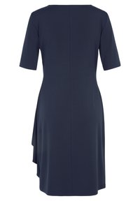 Robe bleu marine à manches courtes, longueur genou, avec un détail drapé asymétrique sur le côté gauche, vue de dos.