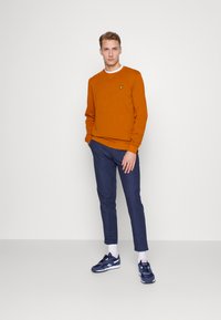 Lyle & Scott CREW NECK - Camisola - ciderbrown