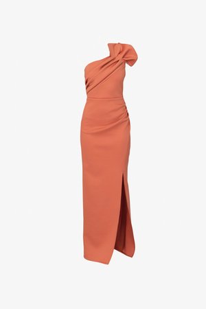 Robe longue à une épaule, de couleur rouille-orangée, avec une silhouette ajustée, un drapé sur le corsage et une fente latérale haute sur la cuisse.