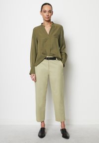 Marc O'Polo MODELL KALNI AUS BIO-STRETCH - Broek - steamed sage