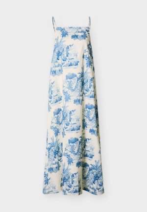 Langes weißes Kleid mit dünnen Trägern, verziert mit blauen Blumen- und Tigerprintmustern.