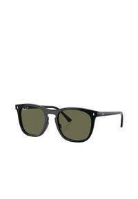 Occhiali da sole in plastica nera con lenti verde scuro, forma rettangolare, logo Ray-Ban discreto sulla montatura e senza motivi o decorazioni visibili.