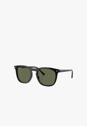 Occhiali da sole in plastica nera con lenti verde scuro, forma rettangolare, logo Ray-Ban discreto sulla montatura e senza motivi o decorazioni visibili.