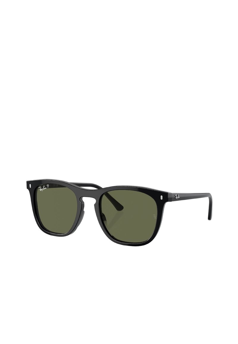 Occhiali da sole in plastica nera con lenti verde scuro, forma rettangolare, logo Ray-Ban discreto sulla montatura e senza motivi o decorazioni visibili.