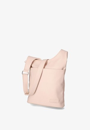 Zachte roze leren crossbodytas met verstelbare band en subtiel geperst merklabel op de voorkant in de onderste hoek.