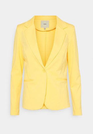Blazer jaune pour femmes à un seul bouton, avec revers crantés et deux poches passepoilées devant, présenté sur un fond gris clair.