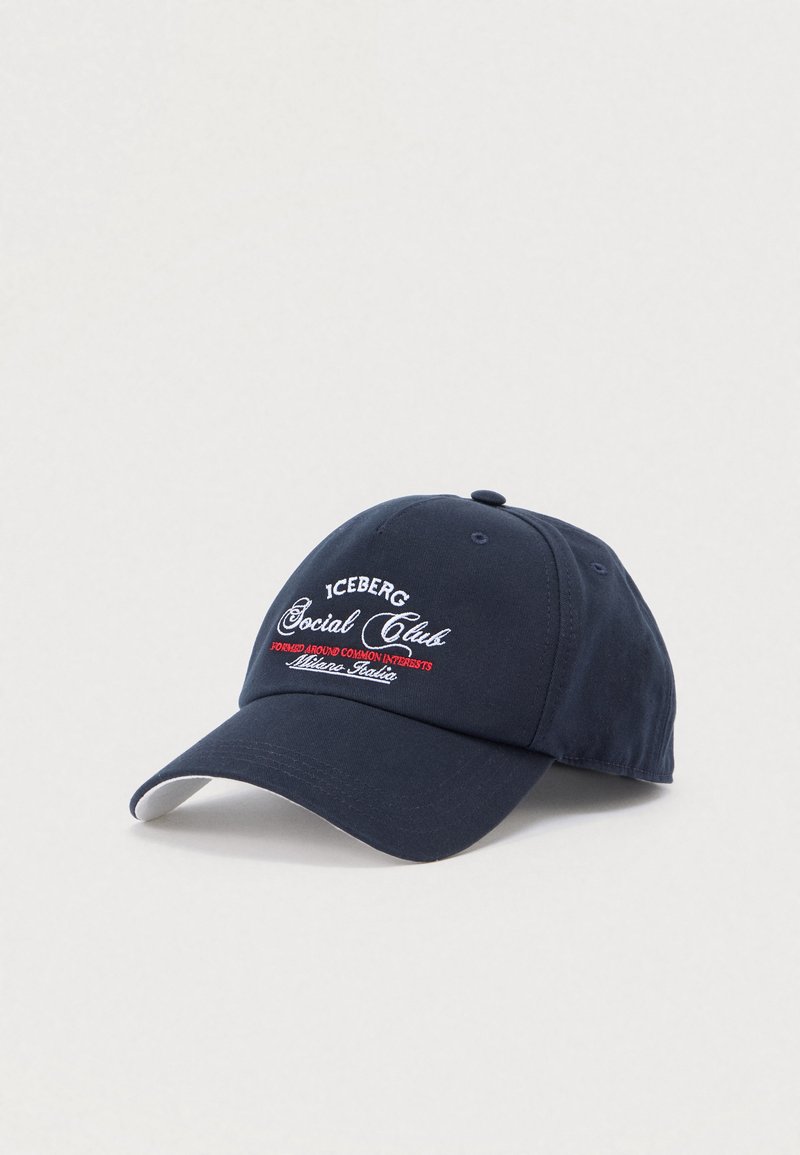 Casquette navy avec une visière courbée, ornée de textes brodés en blanc et rouge. En coton, design classique, avec un bouton sur le dessus et une sangle ajustable.