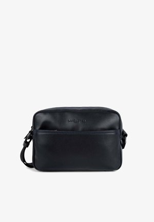 Sac à main en cuir noir avec une finition texturée, doté d'une poche avant et d'une sangle réglable. Logo embossé à l'avant.