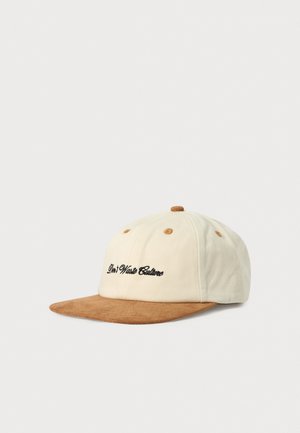 Beige og brun baseballcaps med "Ikke kast bort kulturen" brodert i svart på frontpanelet, med luftventiler og en buet skjerm.