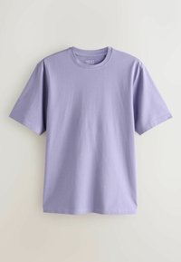 T-shirt en coton violet clair avec un col rond et des manches courtes. Texture lisse et coupe décontractée, sans motifs ni graphiques notables.
