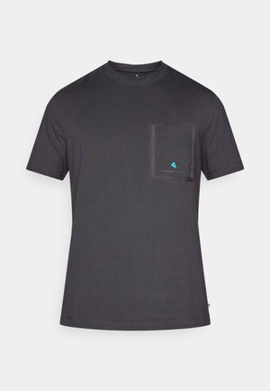 Dunkelgraues T-Shirt mit Rundhalsausschnitt aus weichem Stoff, ausgestattet mit einer Brusttasche, die in einem dunkleren Grau umrissen ist, und einem kleinen blauen Logo auf der Tasche.