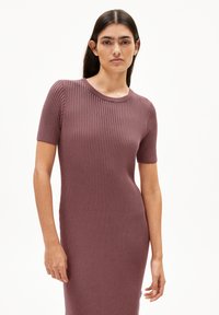 Rippengestricktes, tailliertes Kleid mit kurzen Ärmeln, rundem Ausschnitt und in einem tiefen Mauve-Ton. Der Stoff hat eine glatte Textur mit vertikalen Streifen.