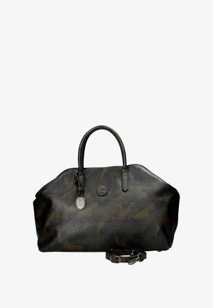 Borsa in pelle camouflage nera e verde con manici arrotondati, chiusura con zip e tracolla rimovibile. Presenta due pendenti con il logo.