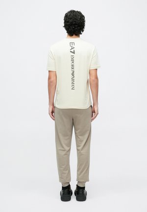 TRAIN LOGO SERIES TEE EXTENDED LOGO  - Tričko s potlačou - fog