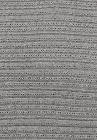 Tissu tricoté gris présentant des rayures horizontales et de petits détails de tricot ouvert, ajoutant de la texture et de l'intérêt visuel à l'ensemble du matériau.