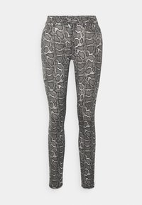 Jeans ajustados con un estampado de serpiente en blanco y negro, que presentan una textura suave y un diseño de cinco bolsillos con acentos de metal.