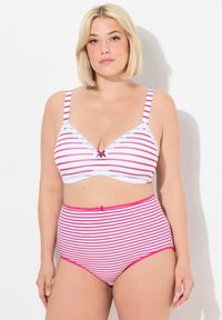 Gestreepte beha en hoge taille slipset in wit en roze. Voorzien van kantafwerking, strikjes in het midden en verticale strepen. Gladde stofstructuur.