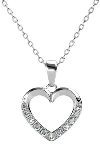 Collana con pendente a forma di cuore in argento, con un centro cavo, decorata con pietre brillanti e trasparenti lungo il bordo, appesa a una delicata catena.