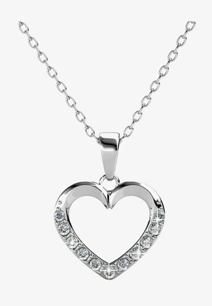 Collana con pendente a forma di cuore in argento, con un centro cavo, decorata con pietre brillanti e trasparenti lungo il bordo, appesa a una delicata catena.