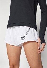 Nike Performance ONE - Pantalón corto de deporte - white/black