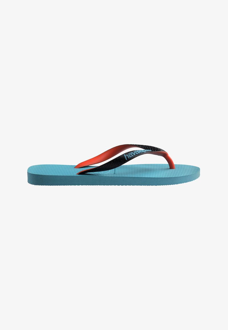 Tongs bleu clair avec semelle texturée et lanières noires et rouges, avec un logo de marque bleu clair sur la lanière noire.