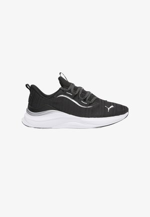 Zapatilla deportiva negra con logo de Puma blanco, cordones con patrón, parte superior de malla y suela blanca gruesa, mostrada en perfil lateral sobre fondo blanco.