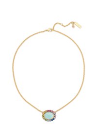 Collana in oro con un pendente ovale in opale circondato da una bordura di pietre colorate nelle tonalità di rosa, verde e blu.
