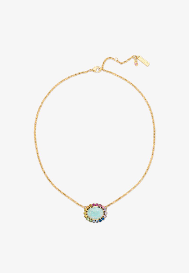Collana in oro con un pendente ovale in opale circondato da una bordura di pietre colorate nelle tonalità di rosa, verde e blu.