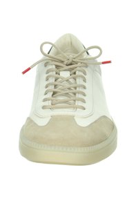 Helle Sneaker aus Leder und Wildleder, mit flachen Schnürsenkeln, Gummisohle und roten Akzenten an den Schnürsenkelspitzen.