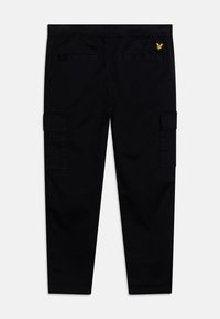 Zwarte cargobroek met een elastische tailleband, twee zijzakken en twee achterzakken. Heeft een klein geel logo op de achterkant.